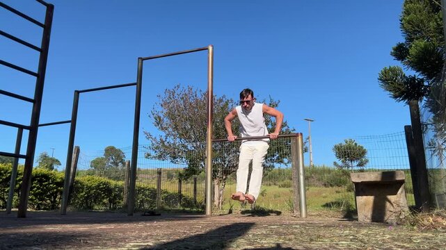 homem treinando muscula&ccedil;&atilde;o calistenia ao ar livre 
