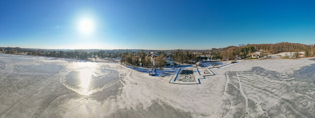 Zima nad zamarzniętym jeziorem w Zebrzydowicach na Śląsku w Polsce. © Franciszek