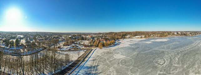Zima nad zamarzniętym jeziorem w Zebrzydowicach na Śląsku w Polsce. © Franciszek