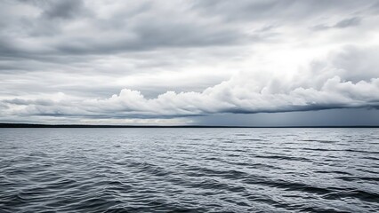 Obraz premium Dramatic ocean landscape with cloudy sky.