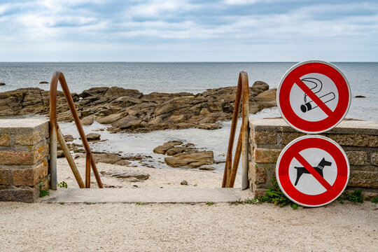 R&eacute;glementation d'acc&egrave;s aux plages  du littoral. Panneau d'interdiction de fumer et d'acc&egrave;s aux chiens. Bretagne, Aout 2025