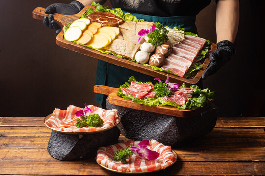 한식 고기 모둠 세트 소고기 돼지고기 양념 갈비와 신선한 야채 Assorted Korean BBQ Meat Platter Beef Pork Marinated Ribs and Vegetables 韩国烤肉拼盘 猪五花 牛肉 蔬菜 组合 韩式料理 韓国焼肉盛り合わせ 豚バラ 牛肉 セット Parrillada Coreana Assortiment de Viandes