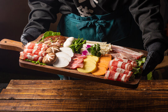 한식 고기 모둠 세트 소고기 돼지고기 양념 갈비와 신선한 야채 Assorted Korean BBQ Meat Platter Beef Pork Marinated Ribs and Vegetables 韩国烤肉拼盘 猪五花 牛肉 蔬菜 组合 韩式料理 韓国焼肉盛り合わせ 豚バラ 牛肉 セット Parrillada Coreana Assortiment de Viandes