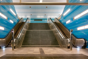 Fototapeta premium Hamburg, Deutschland - 22.02.2022:Hamburger U-Bahn Station Überseequartier Rolltreppe und Treppe