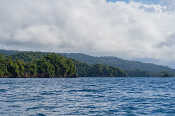 Pareja disfrutando de un paseo en barco en el Parque Nacional Los Haitises, Saman&aacute;