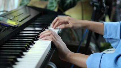 Obraz premium Finger Playing Keyboard Piano 