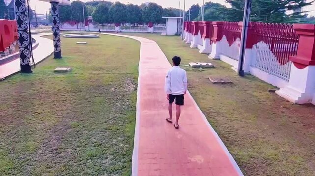 People walk casually in a public park decorated with Indonesian flags during a national celebration in Pekansari Park, Bogor, West Java, Indonesia, on August 17, 2024.
Pola aman editorial: