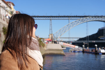 Fototapeta premium Woman admiring dom luís i bridge porto view