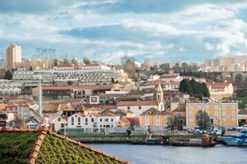 Obraz premium A traveler enjoys stunning views from a hilltop in Portugal, capturing the colorful rooftops and vibrant atmosphere of Porto and Lisbon on a sunny day