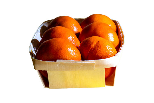 Cesta de madera con mandarinas y fondo trasparente en formato png