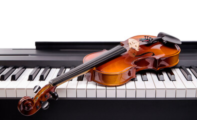 The violin lies on the piano keys © i_valentin