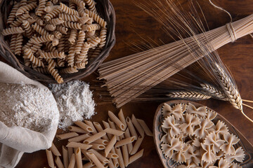 Una varietà di tipi e formati di pasta integrale italiana © zole4