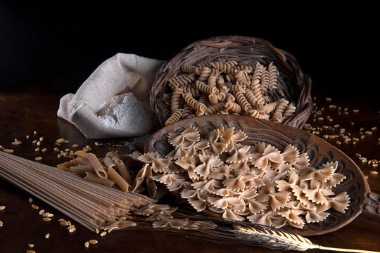 Variet&agrave; di tipi e formati di pasta italiana. Pasta secca su un tavolo di legno.