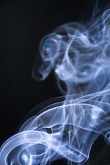 Obraz premium Abstract smoke against a dark background, evoking a sense of mystery and ethereal beauty