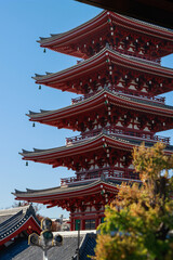Fototapeta premium Pagoda Japonesa de Asakusa con cielo azul