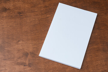 Mockup Magazine on a warm wooden table.