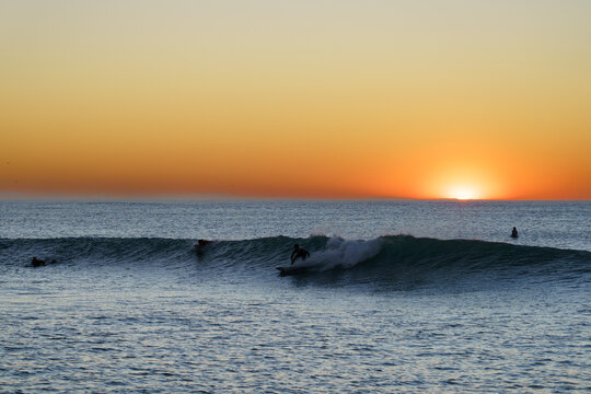 Surf au coucher de soleil &agrave; Capbreton.