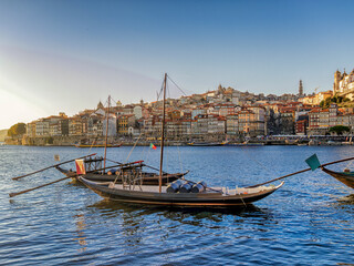 Fototapeta premium rio Duero con sus típicos Rabelos y la ribera de Oporto en hora dorada