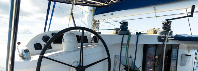 Le gouvernail qui active le safran d'un bateau en navigation. © Gautier Normand
