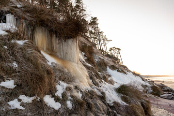 Zimowa plaża na południowym Bałtykiem, na środkowym wybrzeżu Polski.