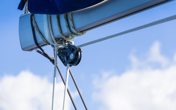 Une poulie avec une corde sur un bateau.