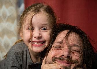 Grimassenschneiden mit dem Papa