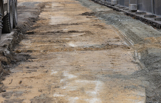 Gros plan sur une route en train d'&ecirc;tre refaite.