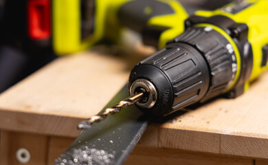 D&eacute;tail en gros plan d&rsquo;un foret de perceuse et du trou r&eacute;alis&eacute;.