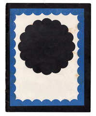 Alte Karte im Hochformat mit schwarzem Au&szlig;enrand, blauem, gewelltem Zierrahmen und cremefarbenem Innenfeld. Zentral eine schwarze, bl&uuml;tenf&ouml;rmige Rosette/Medaillon als Label. Sichtbare Patina.