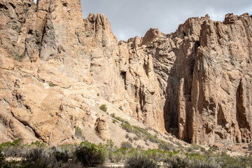 formacion geologica volcanica , formando murallones de roca de mucha altura , que generaron un paso de rio 