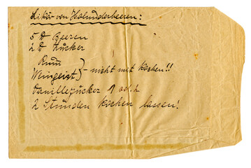 Vintage Rezeptzettel im Hochformat mit handschriftlicher Anleitung f&uuml;r Serviettenkn&ouml;del/Serviettenklo&szlig;. ergilbtes Papier mit Patina, Falten, kleinen Flecken und abgenutzten Kanten. Nostalgie Collage