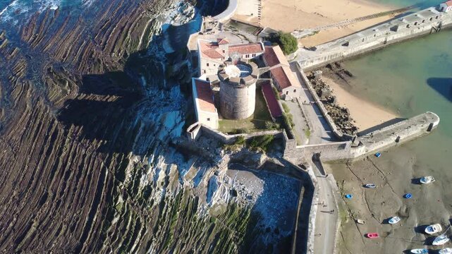 Le fort et le port de Socoa, les digues et la baie de Saint Jean de Luz