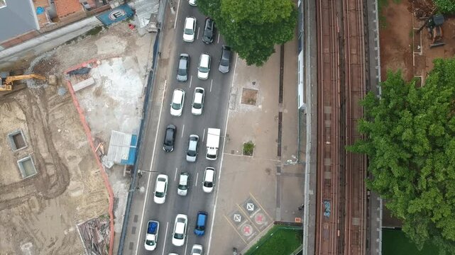 Vista a&eacute;rea de linha f&eacute;rrea urbana cruzando bairro de S&atilde;o Paulo