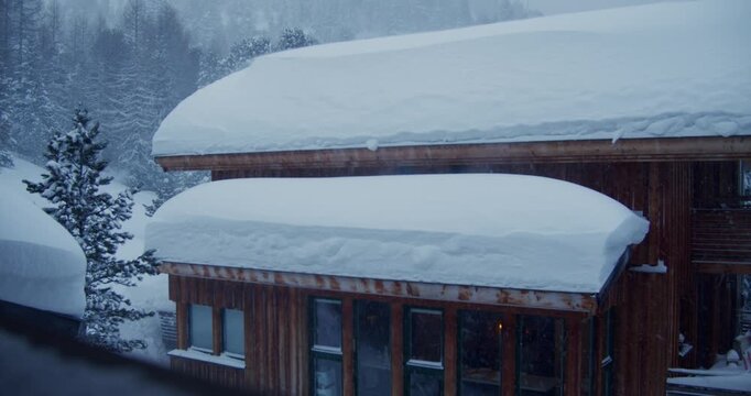 Hausdach voll mit Schnee bedeckt. &Ouml;sterreich. Alpine Landhaus.