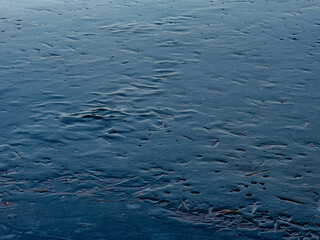 Obraz premium Eisfläche eines zugefrorenen Sees im Winter