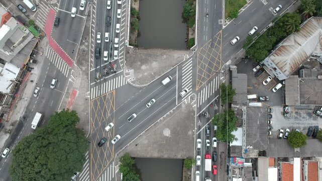 Vista superior de cruzamento urbano com tr&aacute;fego em S&atilde;o Paulo