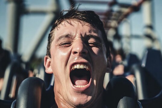 Man Screaming on Thrilling Roller Coaster Ride	/ Hombre Gritando en Emocionante Paseo en Monta&ntilde;a Rusa