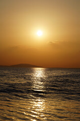 Obraz premium Natural sunset over distant island and sea