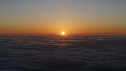Fototapeta premium 夕暮れの高層雲から射す斜光で太陽光の層を上空俯瞰で描く