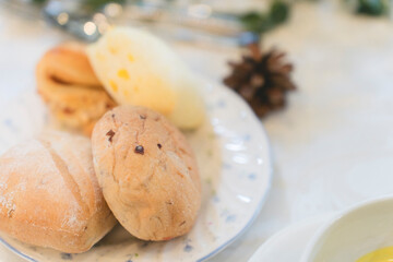 空の庭ウエディングの披露宴テーブル上の焼きたてパン