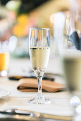 空の庭ウエディング 披露宴テーブル上のシャンパン