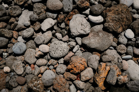 Rocas volc&aacute;nicas en suelo &aacute;rido