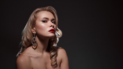 Obraz premium Beautiful Sexy Woman with Fashion Make-up and Blond Curly Wave Hairstyle, Bright Accessories. Glamour Pin-up Girl with Red lips. American Diva Style with Brilliant Earrings and Rings