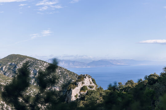 Abenteuerliche K&uuml;stenwanderung zur Cala Goloritz&eacute;: Atemberaubender Tiefblick vom Gipfelpfad auf die Karibik des Mittelmeers