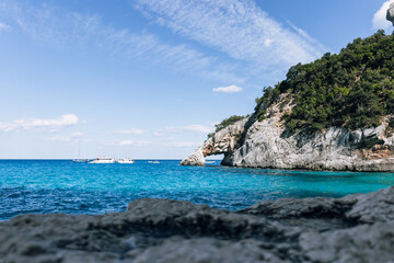 Steile Kalksteinfelsen und Boote im azurblauen Golf von Orosei – Luftaufnahme-Perspektive