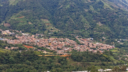 Fototapeta premium Foto aérea tomada con drone en zona rural de Amagá, Antioquia, en la que se observan hermosos paisajes.