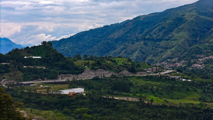Fototapeta premium Foto aérea tomada con drone en zona rural de Amagá, Antioquia, en la que se observan hermosos paisajes.