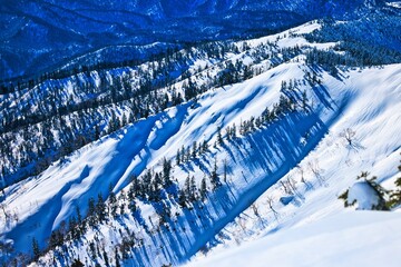 冠雪の会津駒ヶ岳の稜線