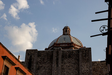 Obraz premium Dome of San Francisco Church at sunset, historic baroque architecture in San Miguel de Allende, Mexico