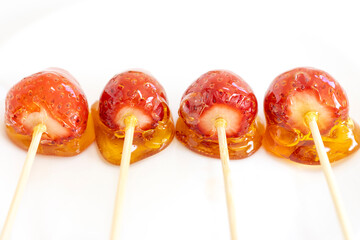 手作りのいちご飴（白バック、コピースペース）4個